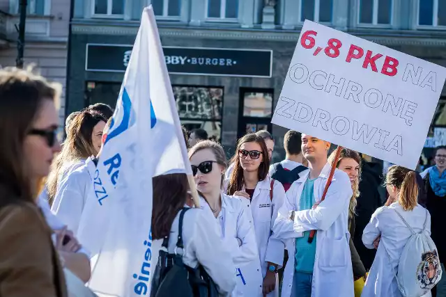 Na problem niedofinansowania publicznej ochrony zdrowia zwracali już uwagę wcześniej lekarze rezydenci i studenci medycyny podczas protestu w Bydgoszczy.