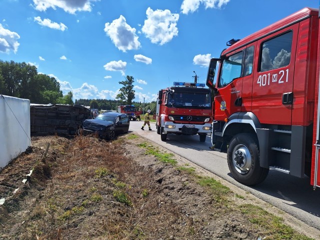 W Błesznie w gminie Radzanów zderzyły się ford transit audi A4. Samochody wypadły do rowu, a bus przewrócił się na bok.