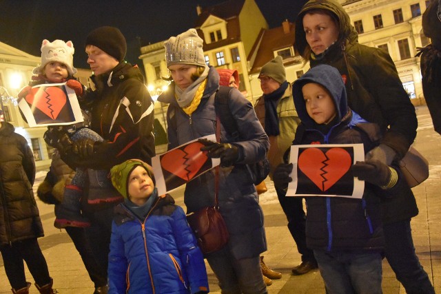 Pęknięte serca w Rybniku. Protest przeciw fali nienawiści i przemocy