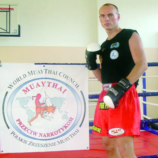 Daniel Sołtysiak z logo akcji Muay Thai przeciwko narkotykom.