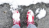 Jak dbać o buty, gdy pada śnieg? Domowe sposoby na zabezpieczenie obuwie zimowego. Co zrobić, żeby śnieg i sól nie niszczyły butów?