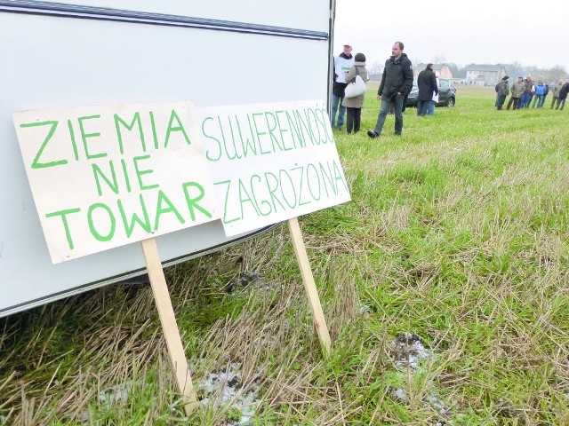 Na polu w Pławinku, koło Inowrocławia, nadal protestują kujawsko-pomorscy rolnicy. Śpią w przyczepie kempingowej.