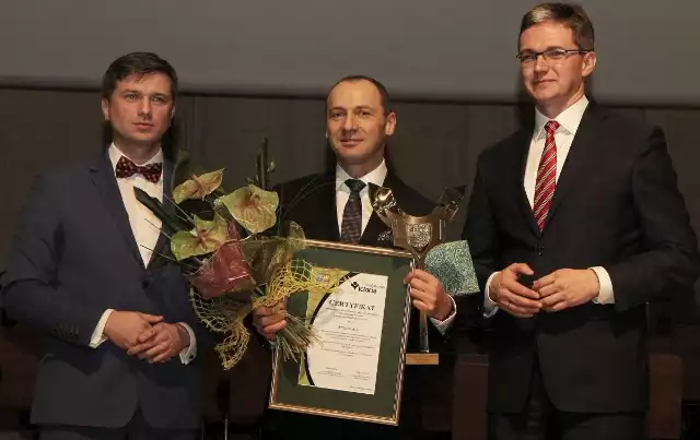 Prezes Effectora Leszek Ciesek (w środku) z przewodniczącym sejmiku Arkadiuszem Bąkiem i marszałkiem Adamem Jarubasem (z prawej) na gali wręczania nagród „Świętokrzyska Victoria”.