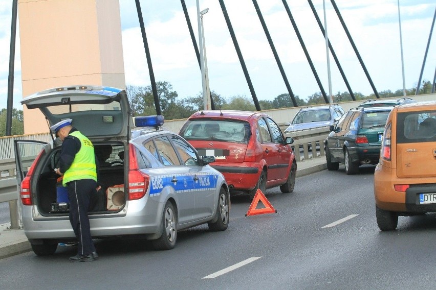 Wypadek trzech aut na moście Milenijnym [ZDJĘCIA]
