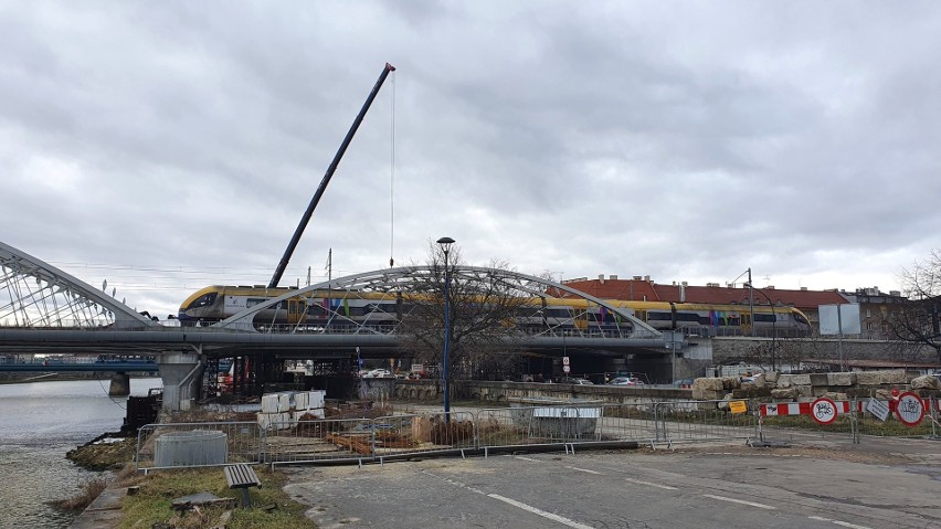Coraz bliżej do zakończenia budowy mostów kolejowych nad Wisłą ZDJĘCIA