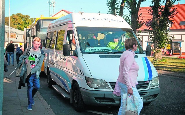 Busy na trasę Ustka - Lędowo - Ustka odjeżdżają z opóźnieniem, bo czekają na autobusy, które przyjeżdżają ze Słupska. Te z kolei spóźniają się z powodu budowy mostu w Bydlinie.