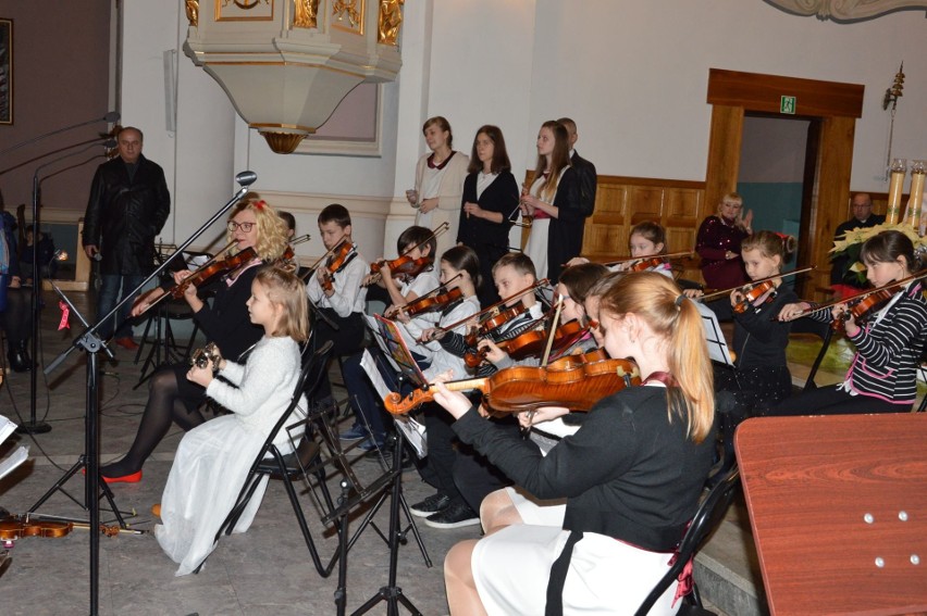 Charytatywne kolędowanie ze szkołą muzyczną w kolegiacie świętego Michała Archanioła w Ostrowcu