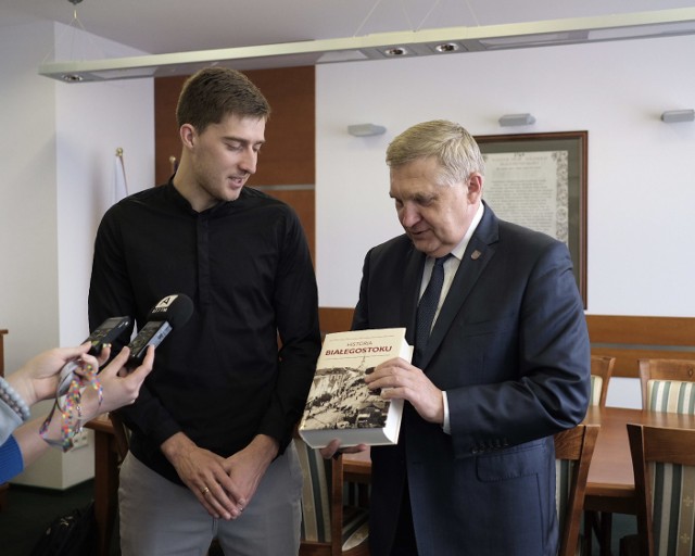 Taras Romanczuk odebrał w środę z rak prezydenta Białegostoku Tadeusza Truskolaskiego polski dowód osobisty