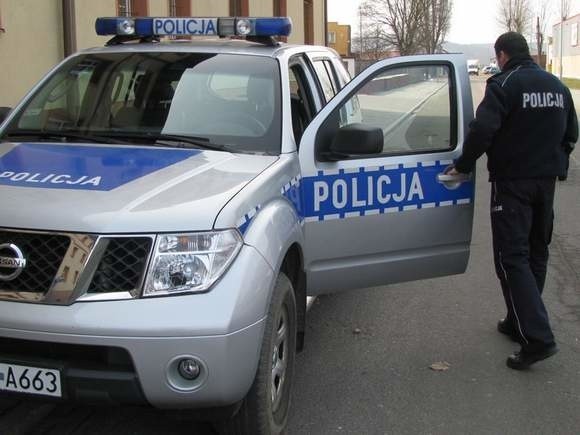 Właśnie tym samochodem - Nissanem Pathfinder policjant samowolnie konwojował wesele w Redkowicach