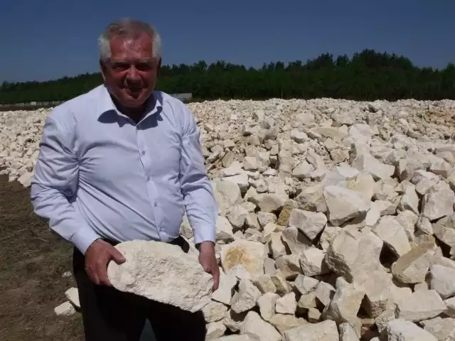 Obok maszyn znajduje się około 600 ton kamienia wapiennego, w którym znalazł 800 kg krzemienia pasiastego.