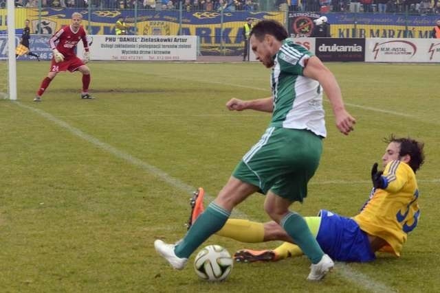Piłkarze Olimpii (w biało-zielonej koszulce Robert Szczot) przegrali w Legnicy po słabej grze