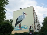 Kraków. Mural z bocianem ozdobił kolejny blok na ul. Wlotowej [ZDJĘCIA]