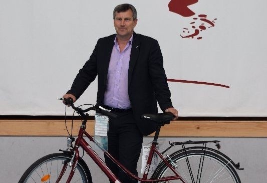 Wśród tych, którzy ukończą rajd losowany będzie nowoczesny, czerwony rower, ufundowany przez Zbigniewa Kierkowskiego. 