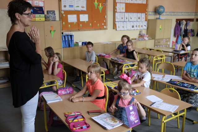 Trwa nabór uzupełniający do szkół. Na zdjęciu nauczycielka Violetta Jankowska i dzieci ze Szkoły Podstawowej nr 1 w Toruniu