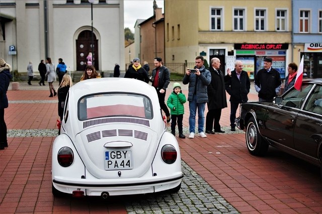 Wystawa biało-czerwonej motoryzacji na Placu Kardynała Wyszyńskiego w Bytowie.