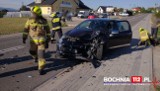 Leszczyna. Wypadek na DW 966 w Leszczynie, czołowe zderzenie samochodu osobowego z ciężarowym, jedna osoba ranna