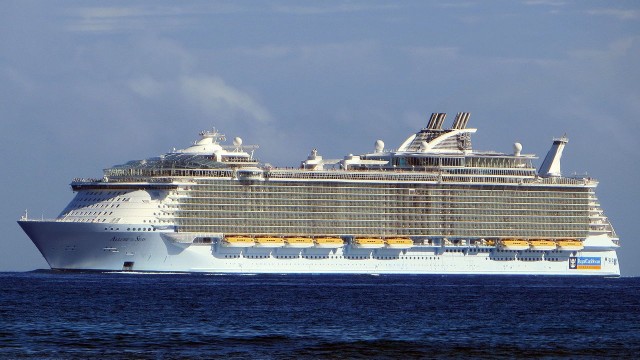 CC BY 2.0Jeden z największych wycieczkowców należący do przedsiębiorstwa to „Allure of the Seas" (na zdjęciu).