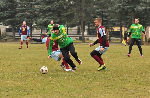 Napastnik Siarki Tarnobrzeg, Marcin Truszkowski (z piłką) wyleczył już uraz i zagrał w sobotnim sparingu z Kolejarzem Stróże.