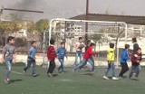 Młodzi Syryjczycy grają w piłkę mimo ryzyka bombardowań