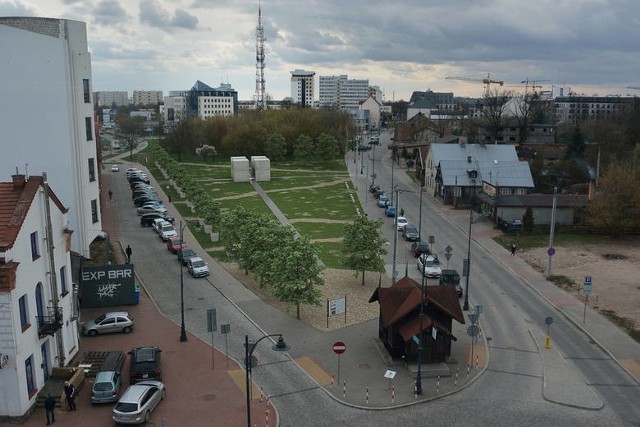 Tak miałby się zmienić Rynek Sienny. W centrum ma stanąć nietypowy obelisk upamiętniający nekropolię ewangelicką. Bo tu, pod ziemią są setki grobów. Teraz cały ten teren jest zaniedbany.