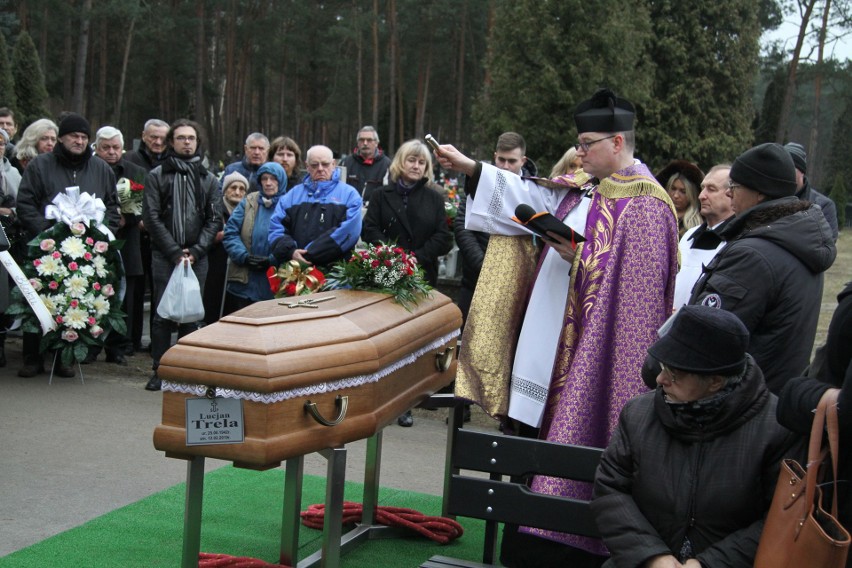 Pogrążona w żałobie rodzina, przyjaciele, przedstawiciele...