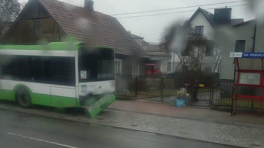 - Na ulicy Produkcyjnej kierowca volkswagena golfa...