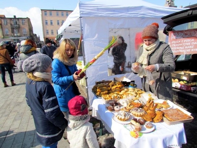 Natalia Paćkowska, właścicielka Karczmy w Pokrzydowie zachęcała do zakupu świątecznych ciast.