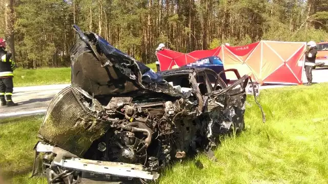Śmiertelny wypadek w Karwowie. Czołowe zderzenie audi z tirem (zdjęcia)