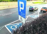 Miejsca parkingowe dla niepełnosprawnych przy ul. Uniwersyteckiej wymagają „wizji lokalnej”