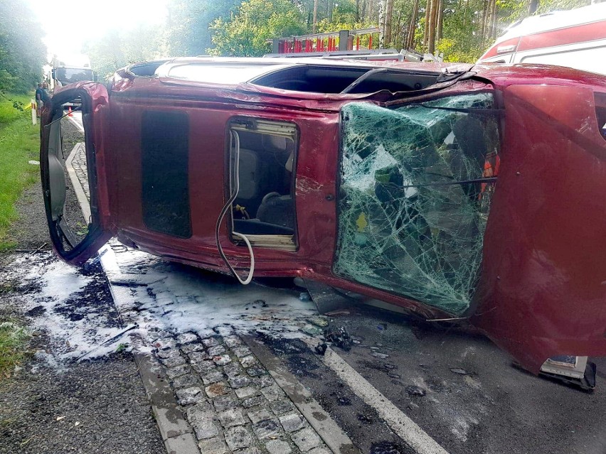 Dachowanie w Kamieńczyku. Za kierownicą auta kompletnie pijany 52-latek. 27.07.2020. Zdjęcia