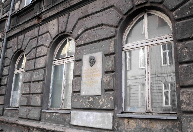 Na kamienicy przy ul. Struga 42 tablica jest. Informuje, że w domu tym mieszkał w latach młodzieńczych Julian Tuwim.