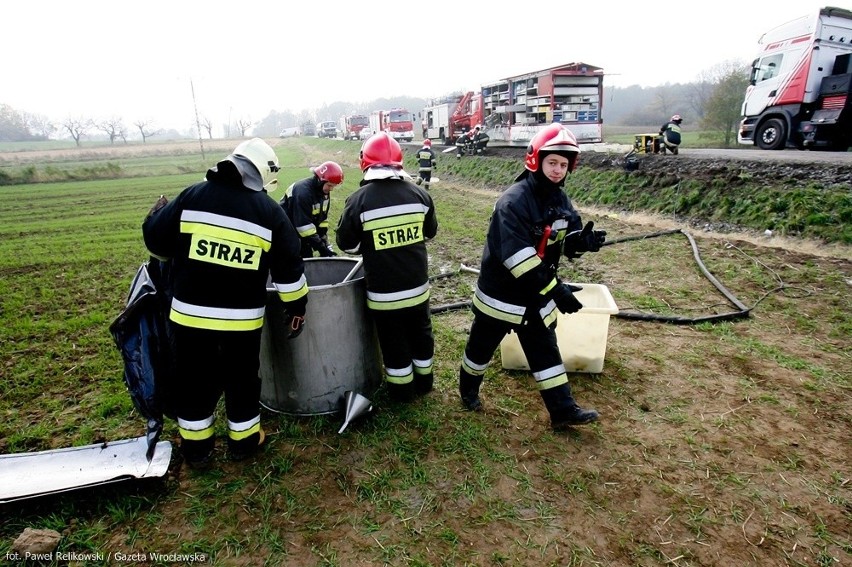 Wypadek pod Sobótką. Cysterna z olejem opałowym wylądowała w rowie (ZDJĘCIA)