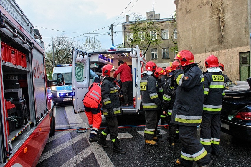 Wypadek na Rąbieńskiej w Łodzi. Dwie osoby ciężko ranne