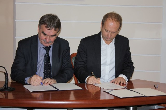Prezydent Kielc Wojciech Lubawski i Paweł Sławek, dyrektor do spraw Klientów Indywidualnych Regionu Karpackiego PGNiG podpisali w poniedziałek porozumienie