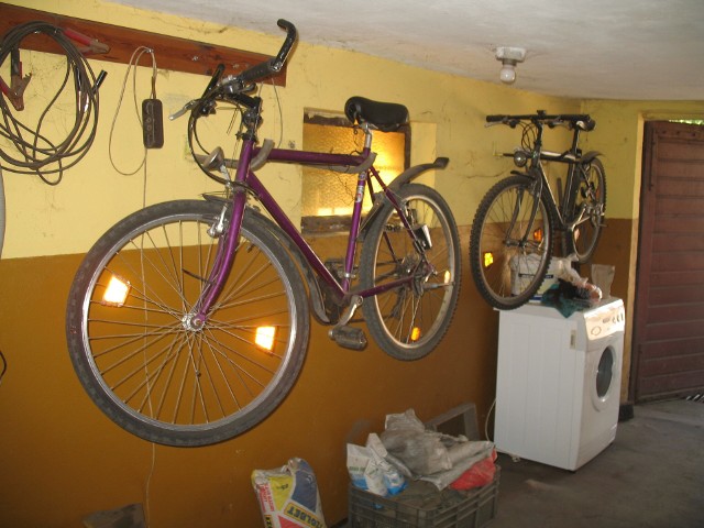 Uchwyty na roweryRowery przechowywane w garażu najlepiej umieszczać na specjalnych hakach montowanych do ściany.