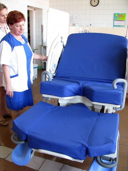 Fotel porodowy firma Hill &#8211; Rom udoskonalała od wielu lat. Sanockie pielęgniarki bardzo sobie chwalą łatwość jego obsługi.