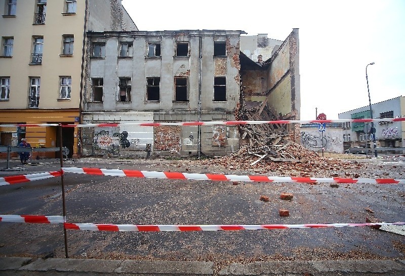 Ściana kamienicy runęła na ulicę 16 kwietnia.