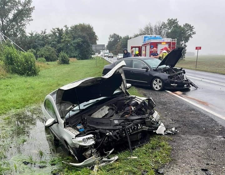 W Gniechowicach zderzyły się dwa auta osobowe.