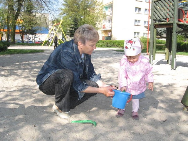 Pani Bożena bardzo często odwiedza z wnuczką Misią plac zabaw przy Podwalu. - Musimy uważać co kryje się w piasku - mówi.