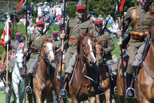 W niedzielę zakończą się Dni Ułana w Poznaniu. O godzinie 10 w kościele franciszkanów odprawiono mszę za dusze poległych i pomordowanych ułanów poznańskich. Następnie kolumna kawalerii przeszła ulicami Poznania. O godz. 12 na Cytadeli rozpoczął się piknik. Zobaczcie zdjęcia. 