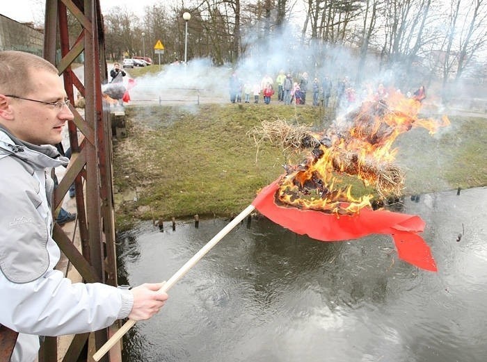 Czy wrzucanie kukieł do wody to zanieczyszczanie środowiska,...