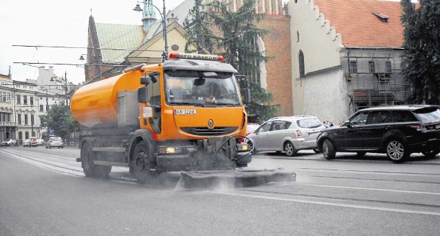 Naukowcy z Politechniki Krakowskiej uważają, że mycie ulic i chodników pomoże nam ograniczyć smog