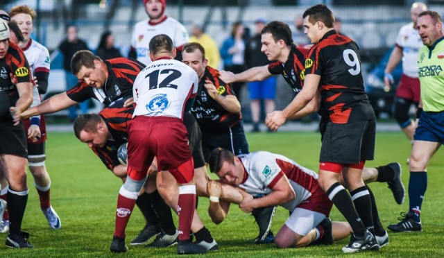 Alfa Bydgoszcz pokonała na własnym boisku ekipę Rugby Białystok 24:10 (7:10) w meczu 2. kolejki II ligi rugby. Dzięki fantastycznej grze po przerwie, "Byki" pozostają niepokonane w tym sezonie. Zobacz zdjęcia ze stadionu przy ul. Sielskiej >>> 