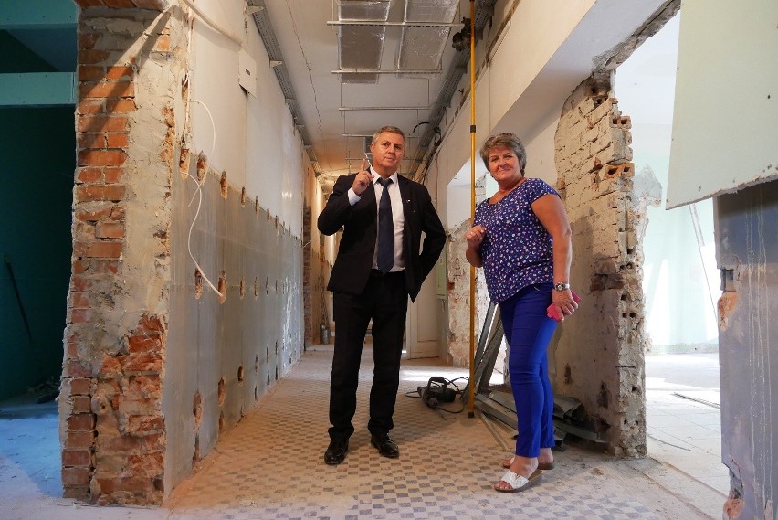 Grzegorz Żuradzki i Halina Henc w remontowanym budynku