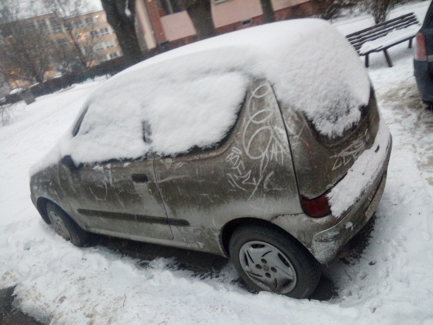 Nie ukryły się pod śniegiem. Kolejne wraki znikają z ulic Krakowa