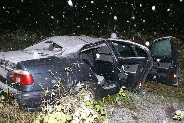 Bmw przeszło dachowanie i ostatecznie z powrotem ustawiło się na kołach