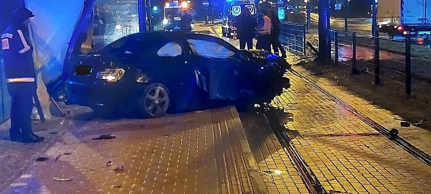 Kraków. Luksusowe BMW roztrzaskało się o przystanek tramwajowy 