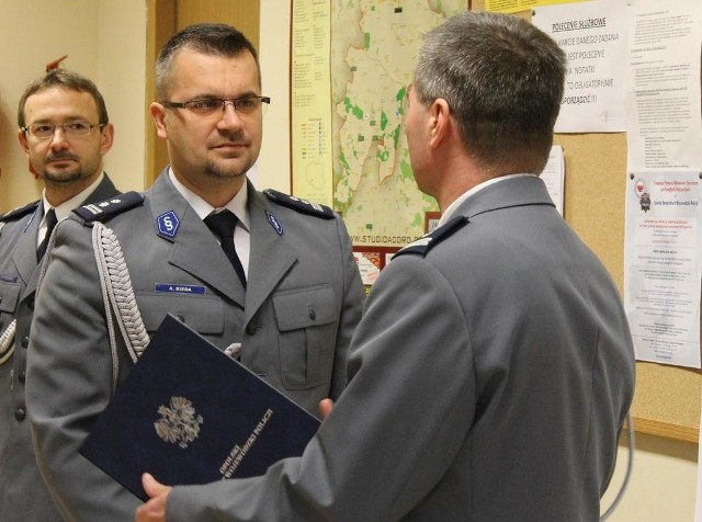 Nominację na nowe stanowisku wręczył Arkadiuszowi Biedzie (w środku) zastępca komendanta wojewódzkiego insp. Zbigniew Białostocki.