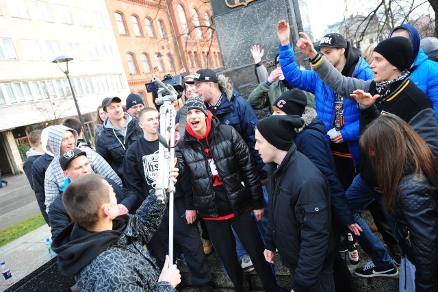 Nagrywanie rozpoczęło się przy pomniku na placu Wolności, upamiętniającym powrót miasta do Macierzy. Następnie grupa szła wzdłuż ulicy Gdańskiej i Dworcowej, kończąc film pod klubem Estrada.  Gromada ludzi ubranych w dresy budziła wśród przechodniów wielkie zainteresowanie. Tak wielkie, że nie obyło się bez interwencji policji. Otrzymali oni zgłoszenie, że zorganizowana grupa kiboli przemieszcza się w centrum miasta. Wszystko udało się jednak wytłumaczyć ;)