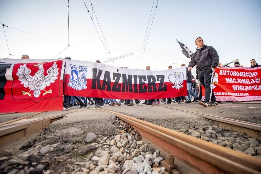 Kilkaset osób wzięło udział w Marszu Zwycięstwa, który w...